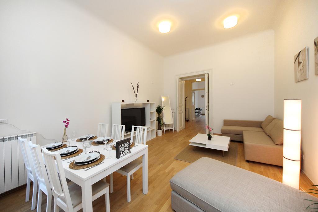 Apartament Manesova *